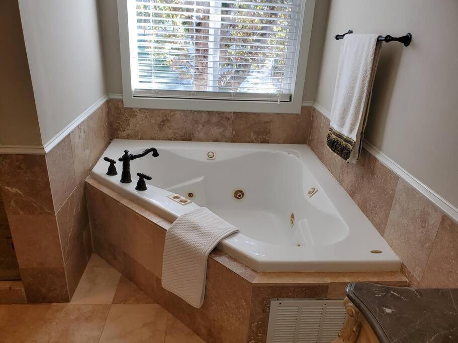Sleeps16, Spacious Home, Close To Downtown, Beltline, And Walk To Restaurants, 75" Tv, 2 Person Jacuzzi, Ping Pong Atlanta Exterior foto