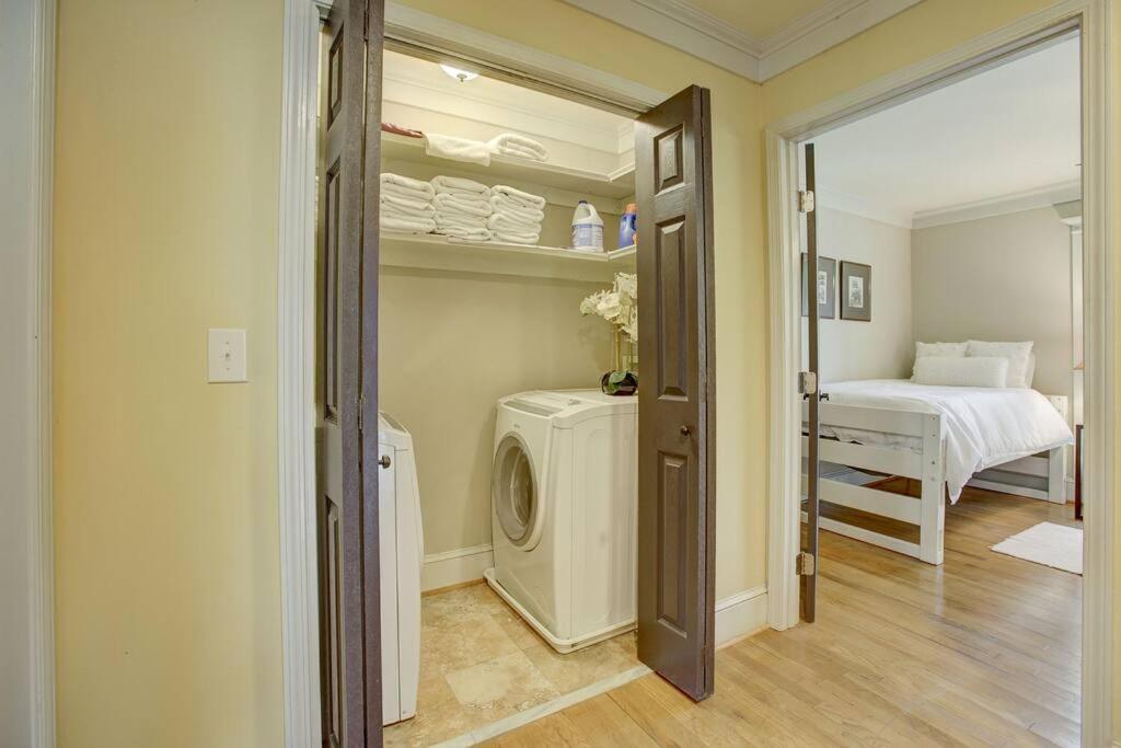 Sleeps16, Spacious Home, Close To Downtown, Beltline, And Walk To Restaurants, 75" Tv, 2 Person Jacuzzi, Ping Pong Atlanta Exterior foto
