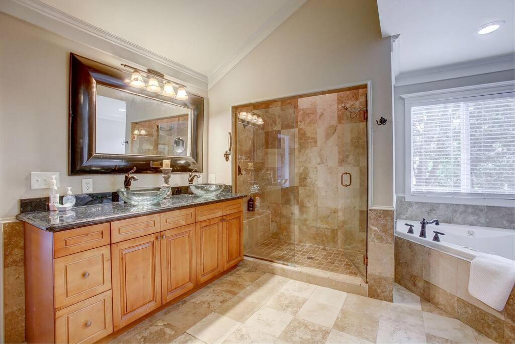 Sleeps16, Spacious Home, Close To Downtown, Beltline, And Walk To Restaurants, 75" Tv, 2 Person Jacuzzi, Ping Pong Atlanta Exterior foto