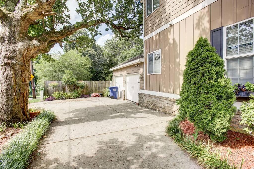 Sleeps16, Spacious Home, Close To Downtown, Beltline, And Walk To Restaurants, 75" Tv, 2 Person Jacuzzi, Ping Pong Atlanta Exterior foto